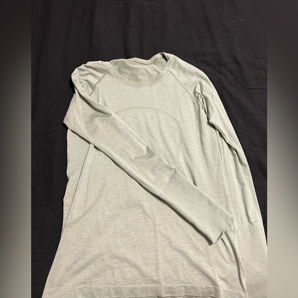 Lululemon long sleeve swiftly tech shirt. Light green. Size 12.